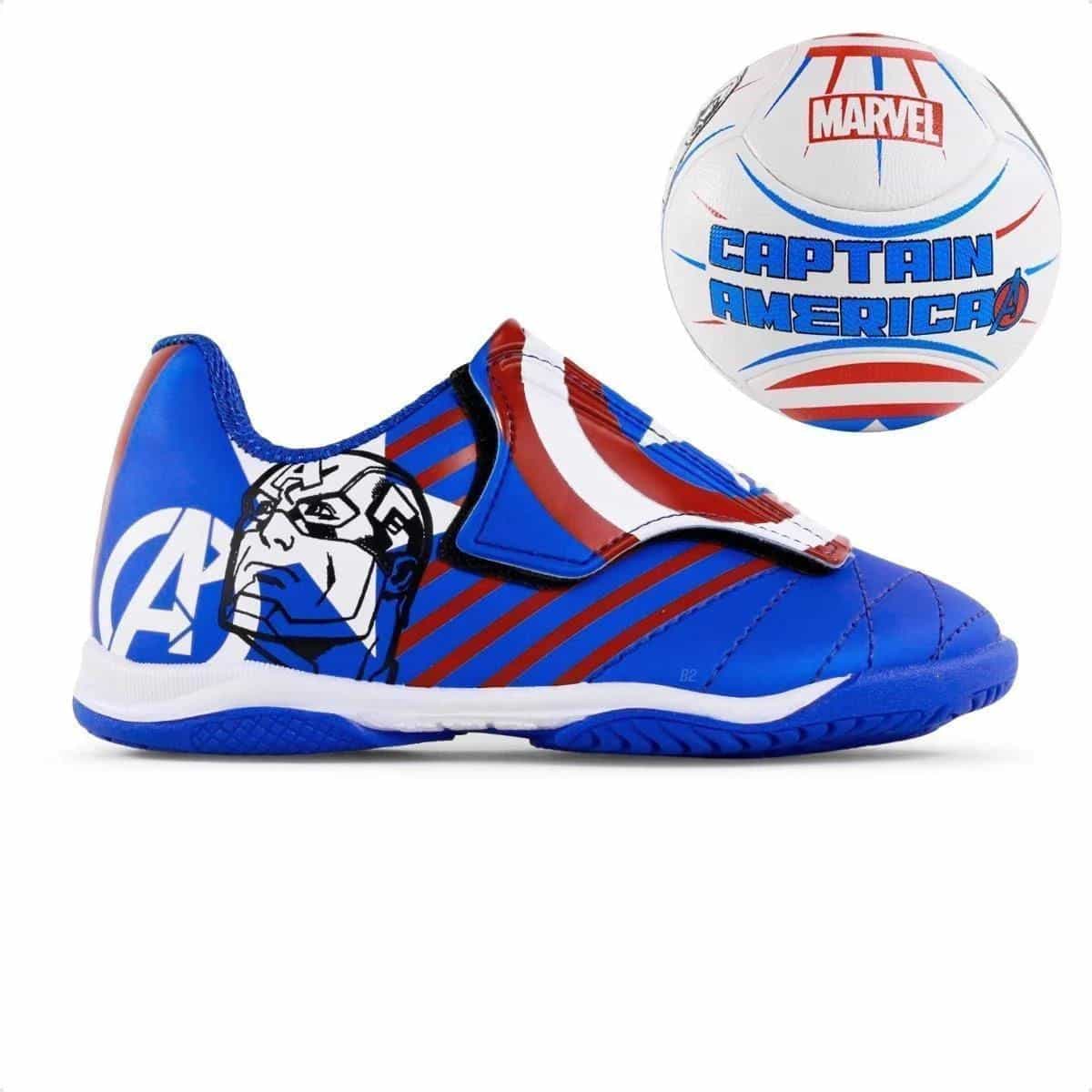 Chuteira infantil azul Avengers com detalhes do Capitão América e bola de futebol ao lado