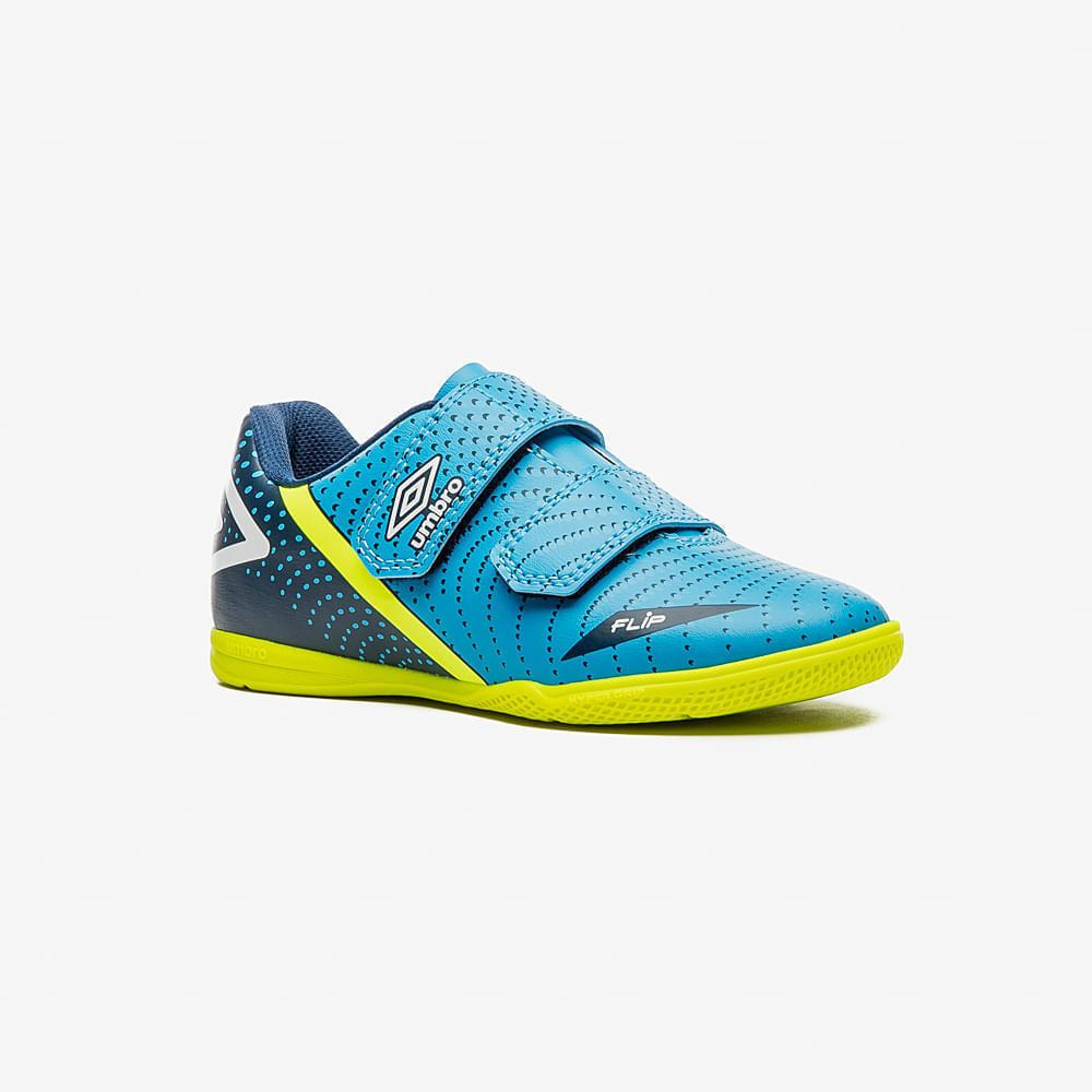Chuteira infantil azul e marinho da Umbro com detalhes em laranja, vista frontal com texto FLIP na lateral
