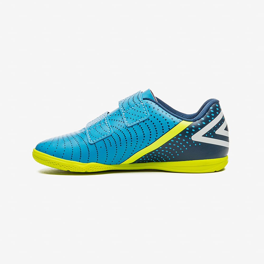 Chuteira infantil azul e marinho da Umbro com detalhes em laranja, vista lateral com logo Umbro visível