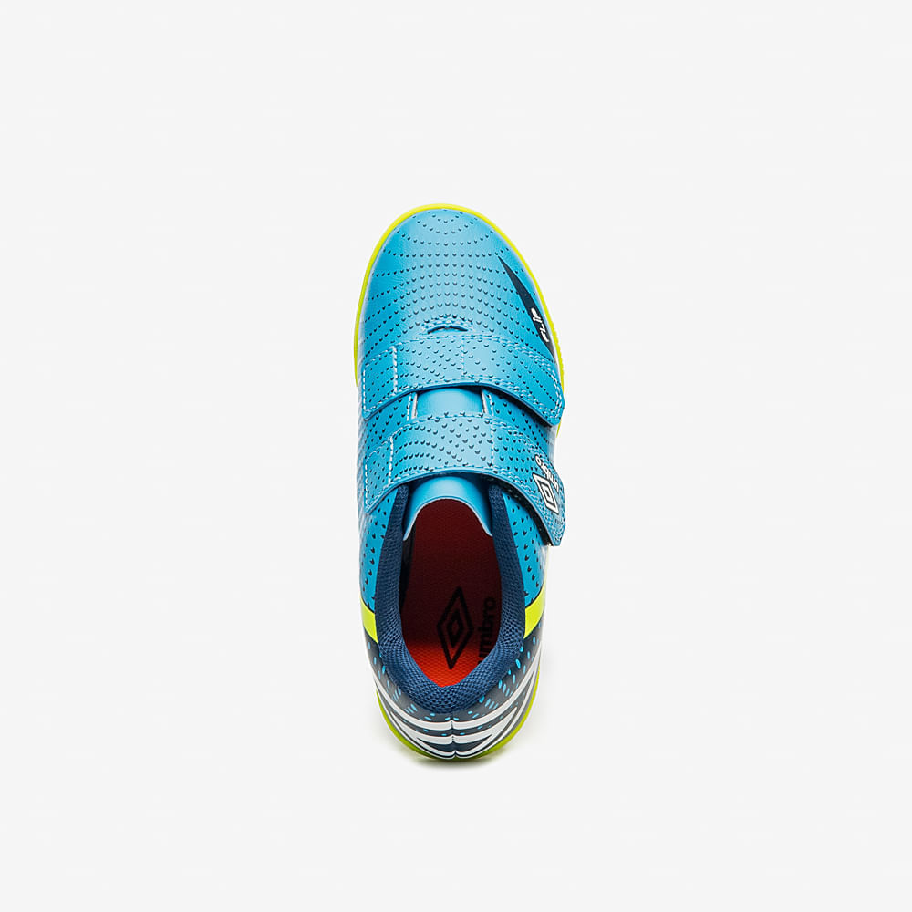 Visão interna da chuteira infantil azul da Umbro com detalhes em laranja e interior vermelho