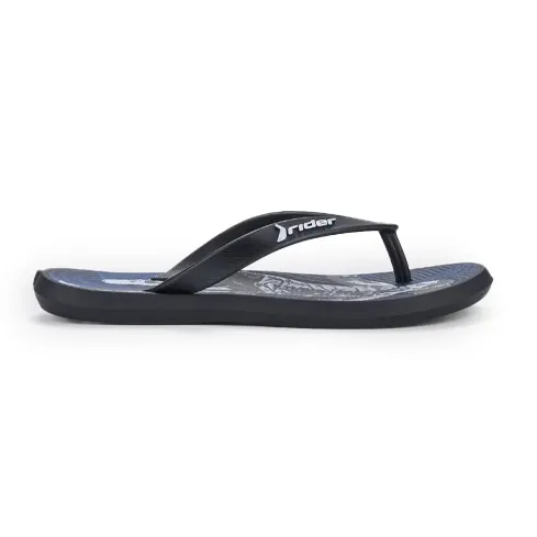 Vista lateral do chinelo infantil Rider com estampa de jogador e solado antiderrapante