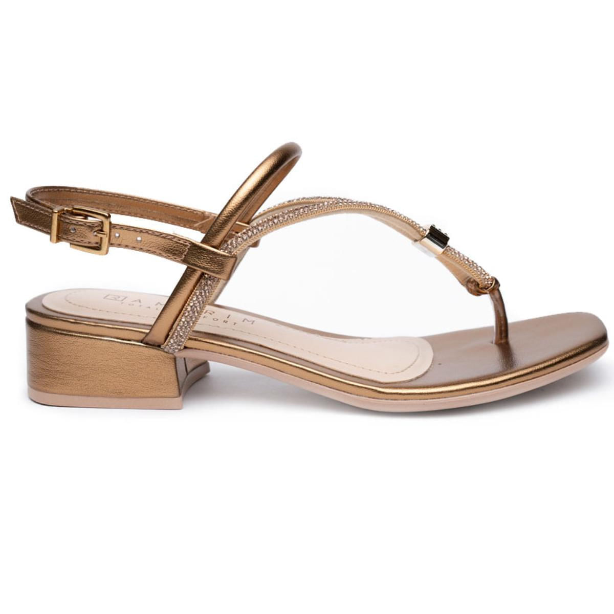 Sandália casual feminina Ramarim bronze com tiras cruzadas e detalhes metalizados, salto bloco baixo