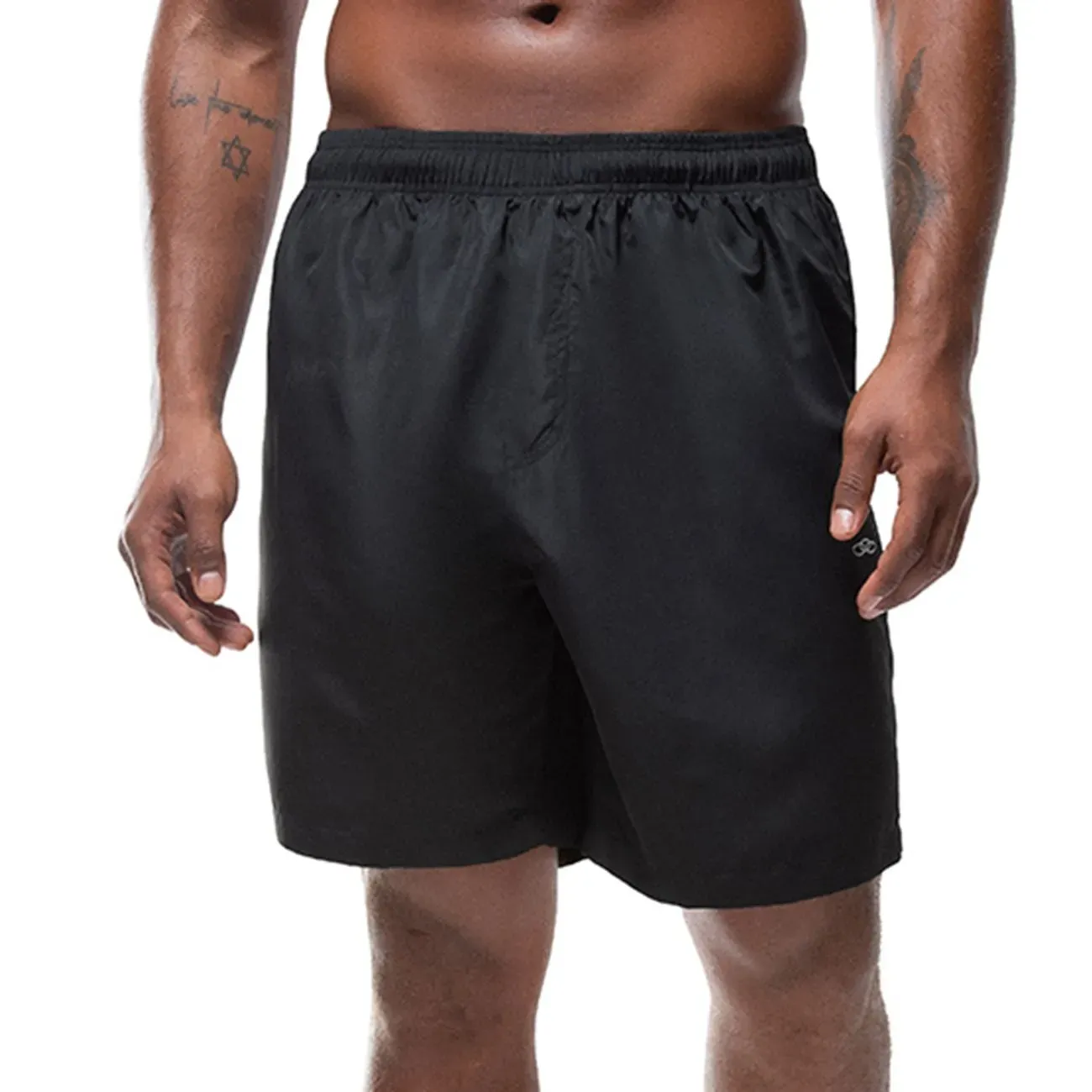Bermuda Essential 7 Masculina Olympikus na cor preta vista frontal mostrando caimento e ajuste