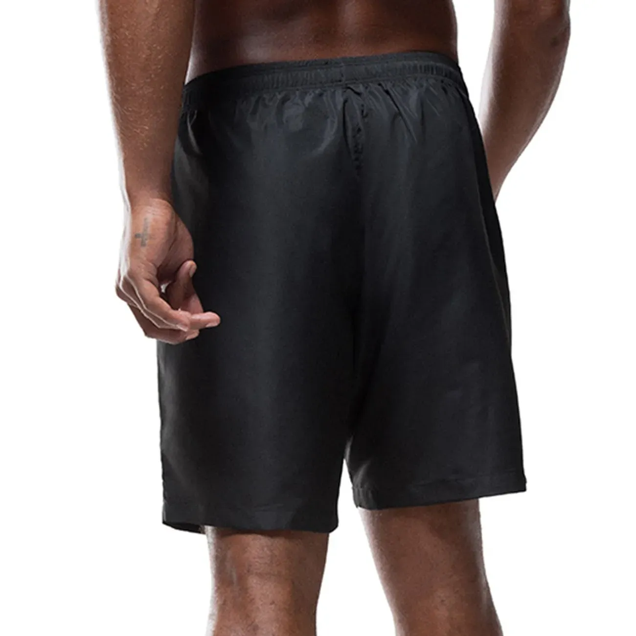 Detalhe lateral da Bermuda Essential 7 Masculina Olympikus mostrando logo da marca e ajuste do elástico