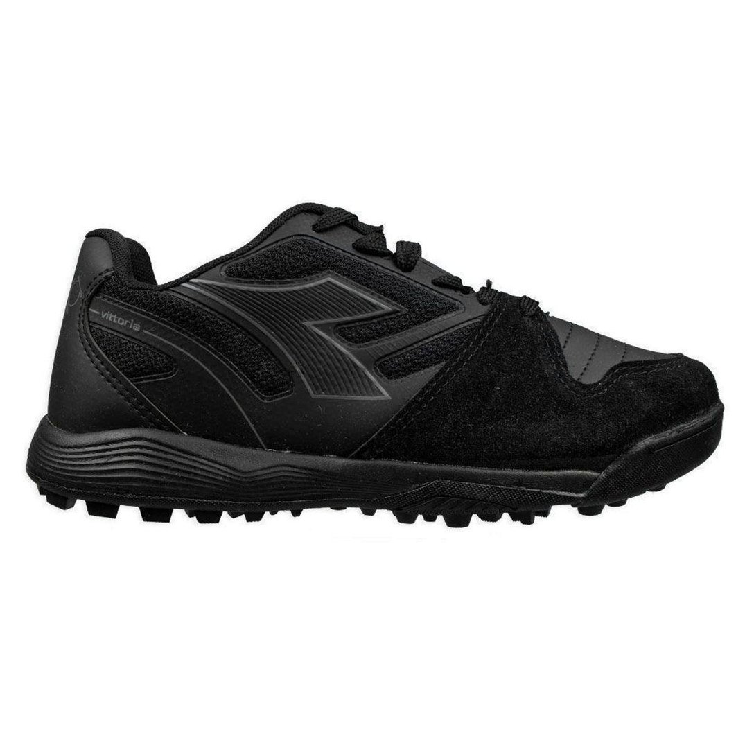 Chuteira masculina preta Diadora para futebol society com design esportivo e logo lateral