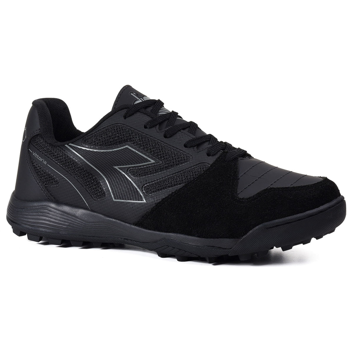 Vista lateral da chuteira masculina preta Diadora com travas fixas para gramado society