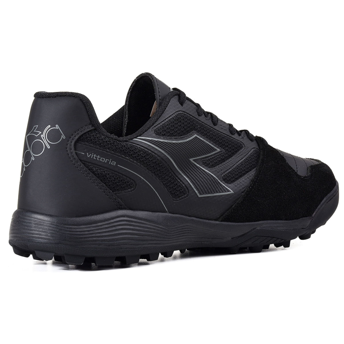Chuteira masculina preta Diadora vista de outro ângulo para ajuste e conforto