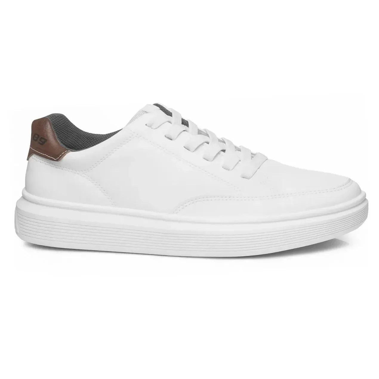 Tênis casual masculino branco Pegada visto de frente com detalhes em marrom e sola branca