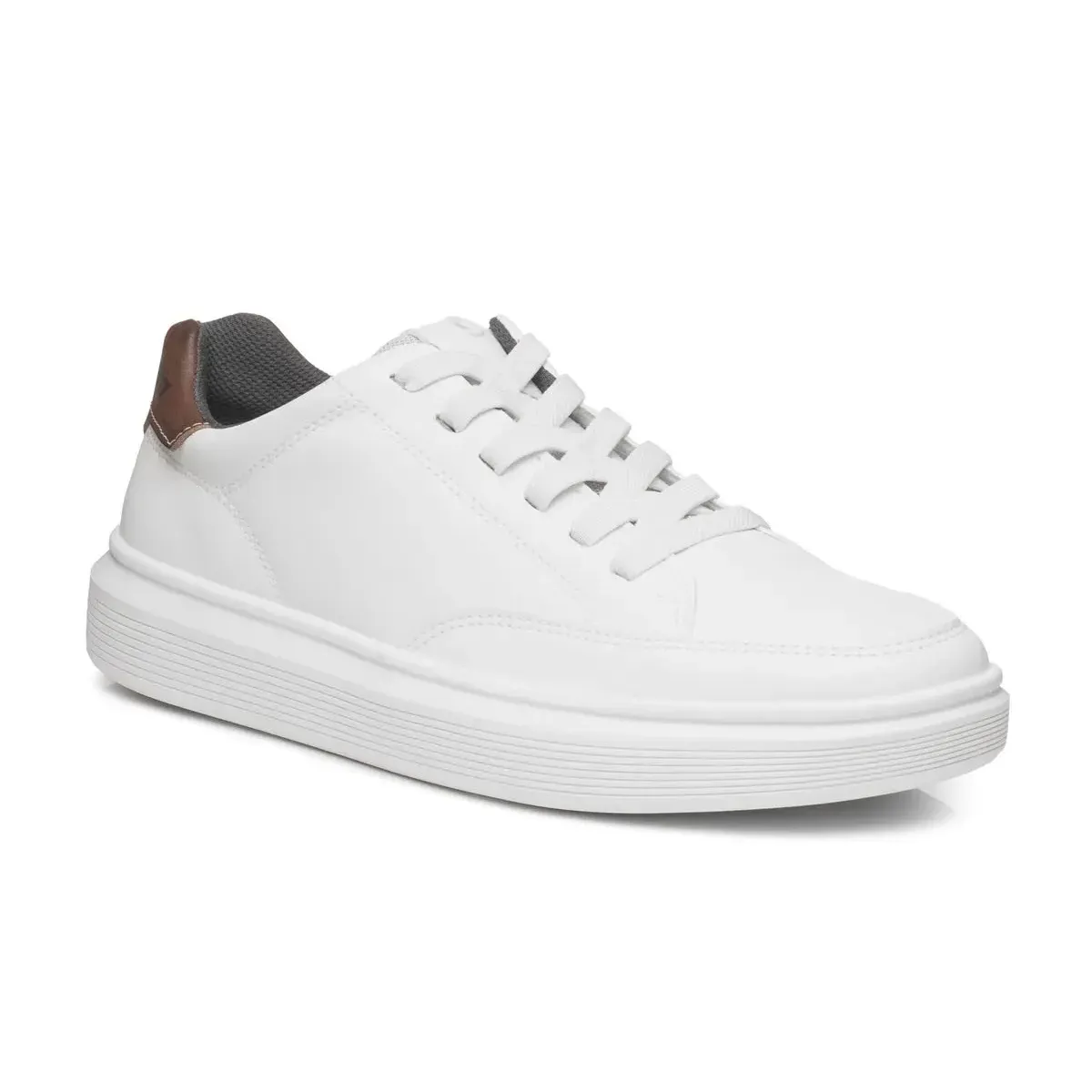 Tênis casual masculino branco Pegada visto de lado mostrando detalhes da marca e design