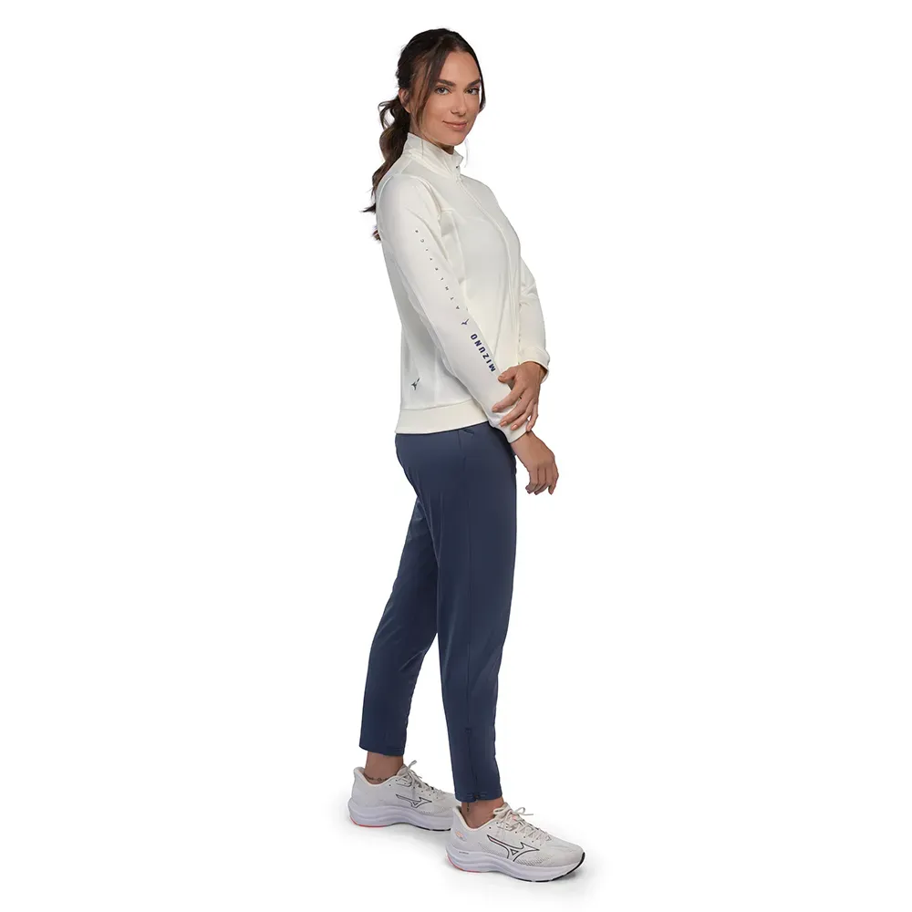 Conjunto Agasalho feminino Mizuno Root III branco em uso para atividade física
