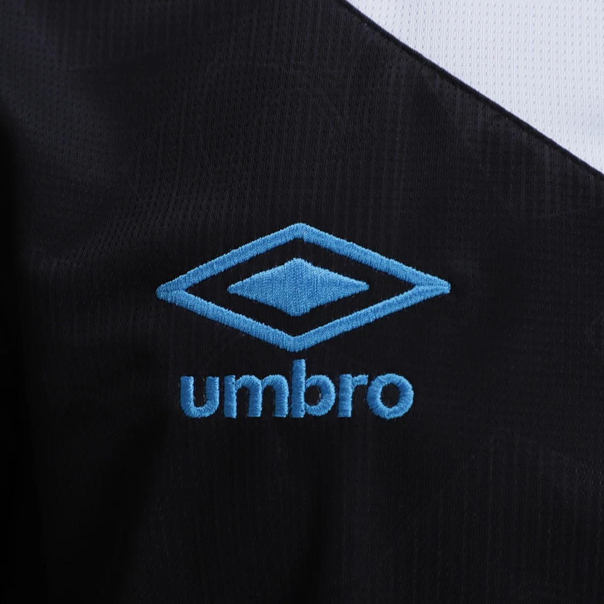 Detalhe da manga da camisa Umbro Grêmio 2024 masculina preta com logo Umbro azul