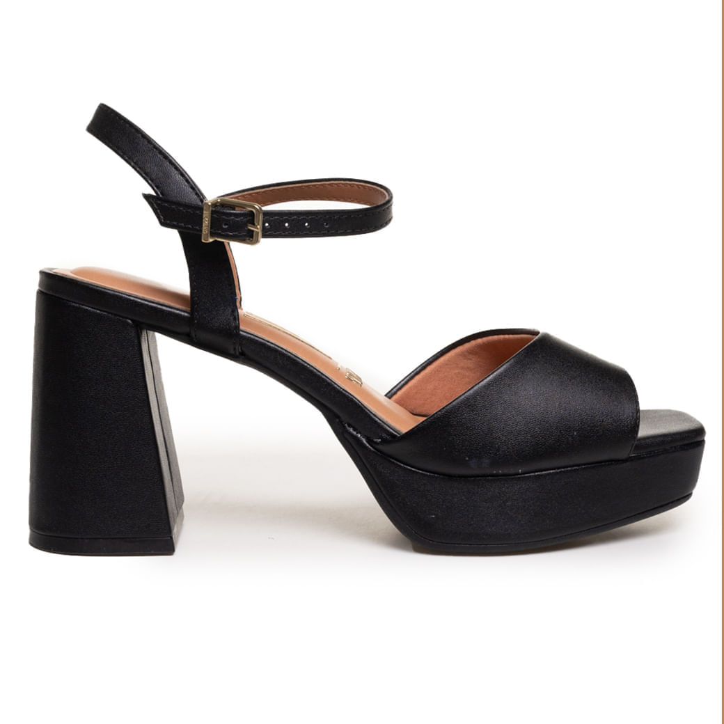 Sandália Vizzano salto grosso preta vista em ângulo para ajuste de tamanho