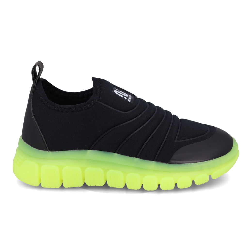 Tênis casual infantil Novopé preto com detalhes neon verde, vista lateral direita