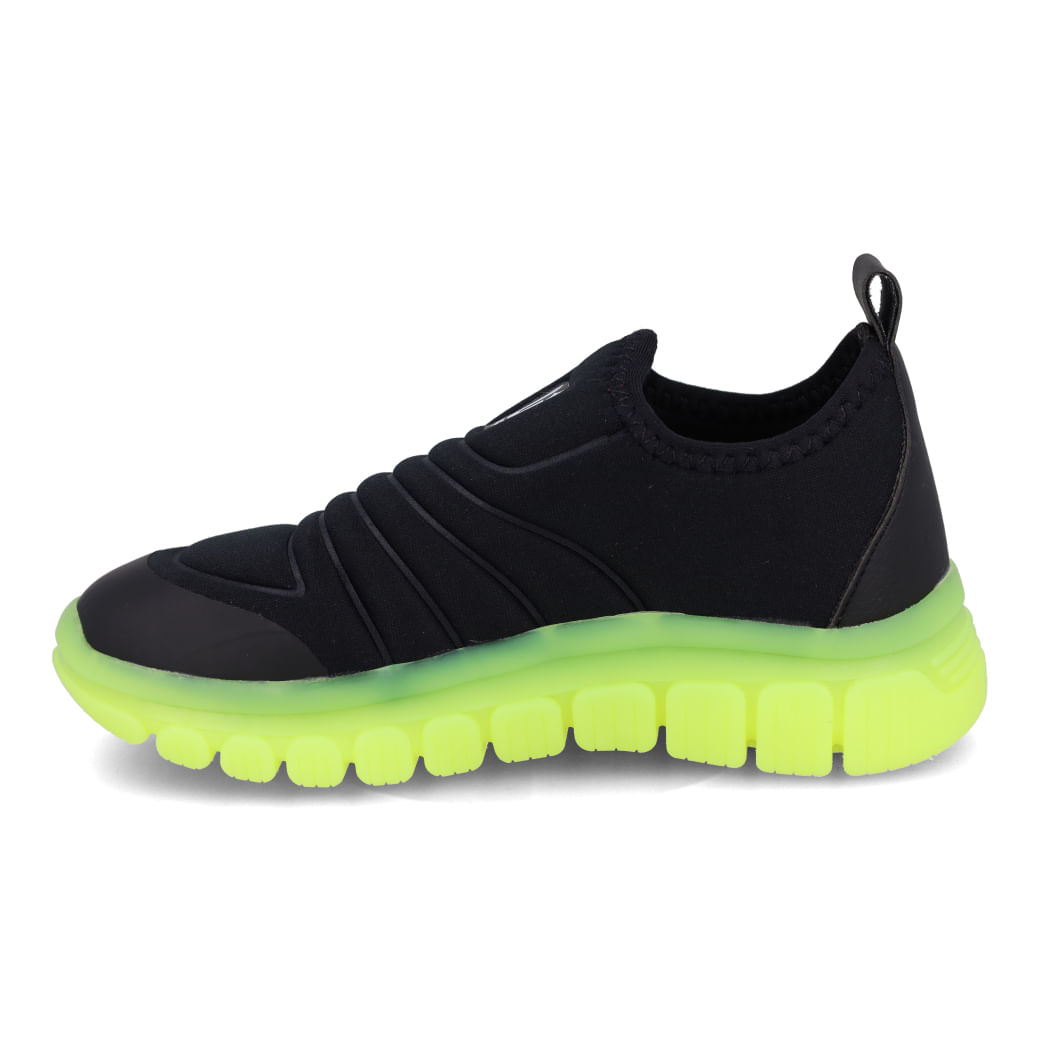 Tênis infantil Novopé preto com detalhes neon verde, vista lateral alternativa