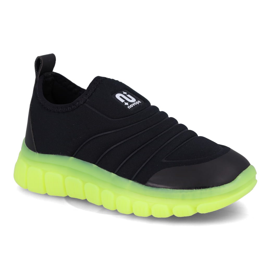 Tênis infantil Novopé preto neon verde vista frontal para ajuste