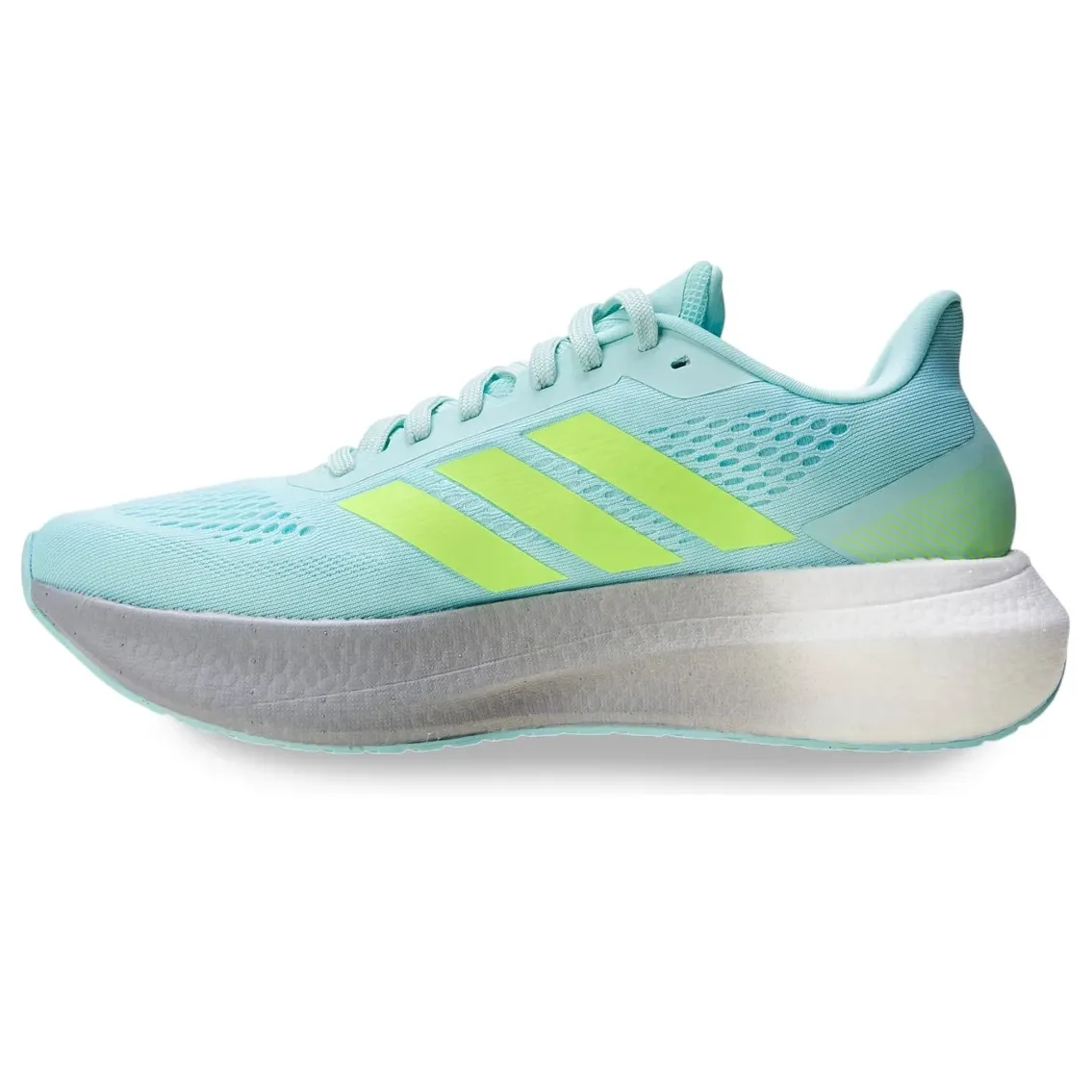Tênis Adidas Boost Run Masculino verde claro com detalhes amarelos mostrando o lado esquerdo do calçado