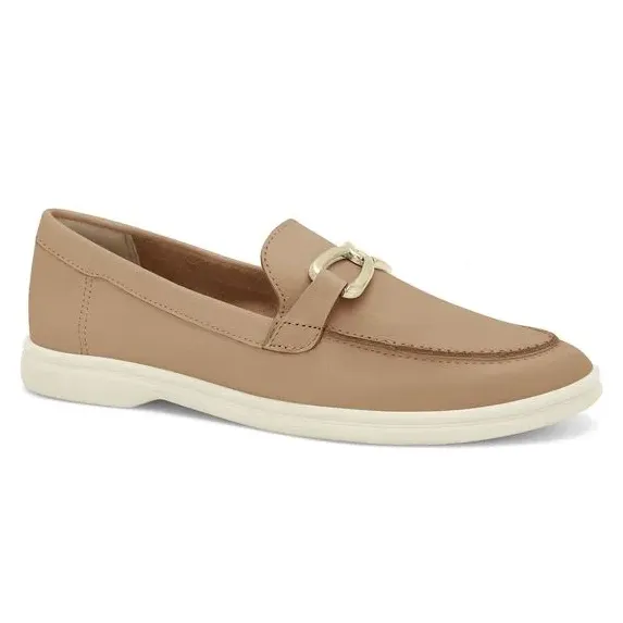 Sapato mocassim feminino bege com detalhe dourado, couro legítimo e sola branca em fundo branco