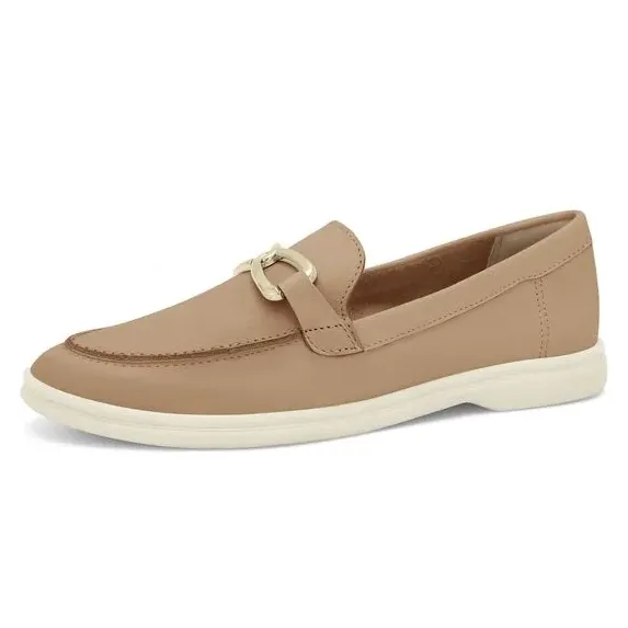 Vista lateral do sapato mocassim feminino bege com fivela prateada e sola branca