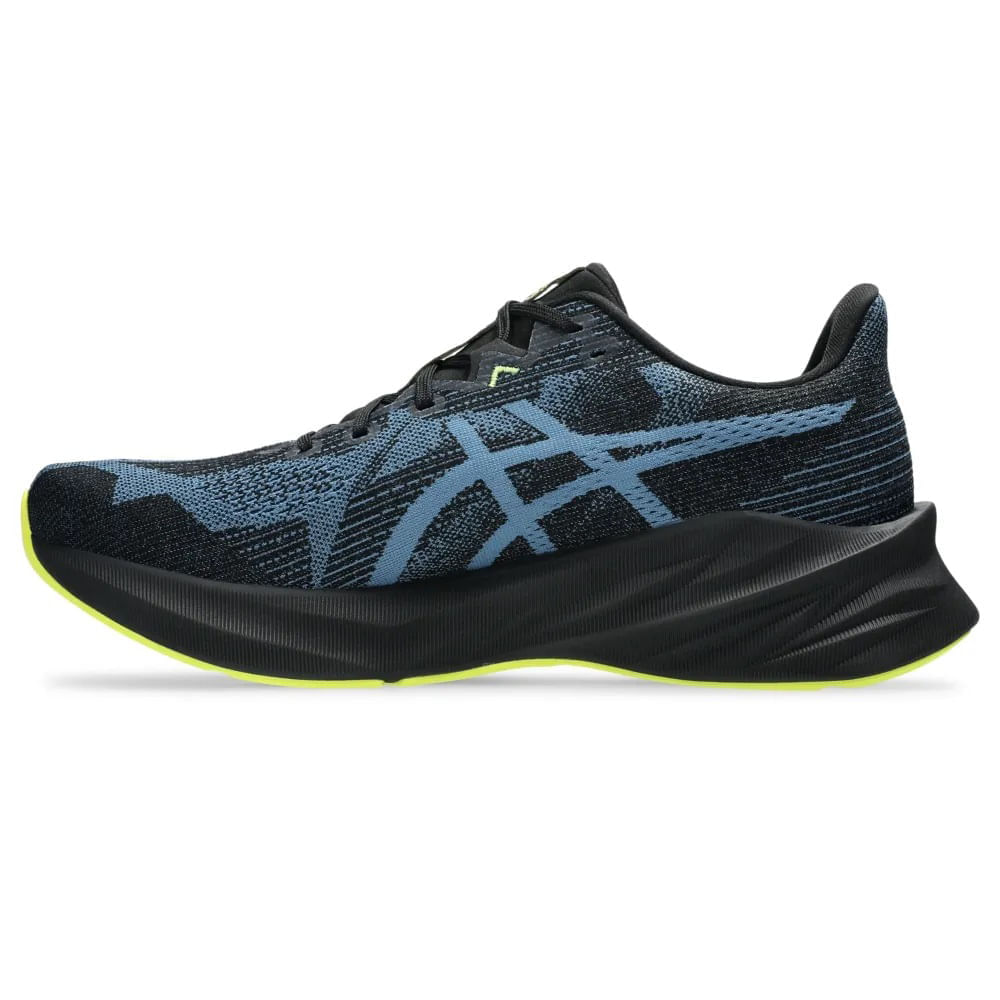 Vista lateral do tênis Asics Dynablast 5 masculino preto mostrando detalhes da malha e solado
