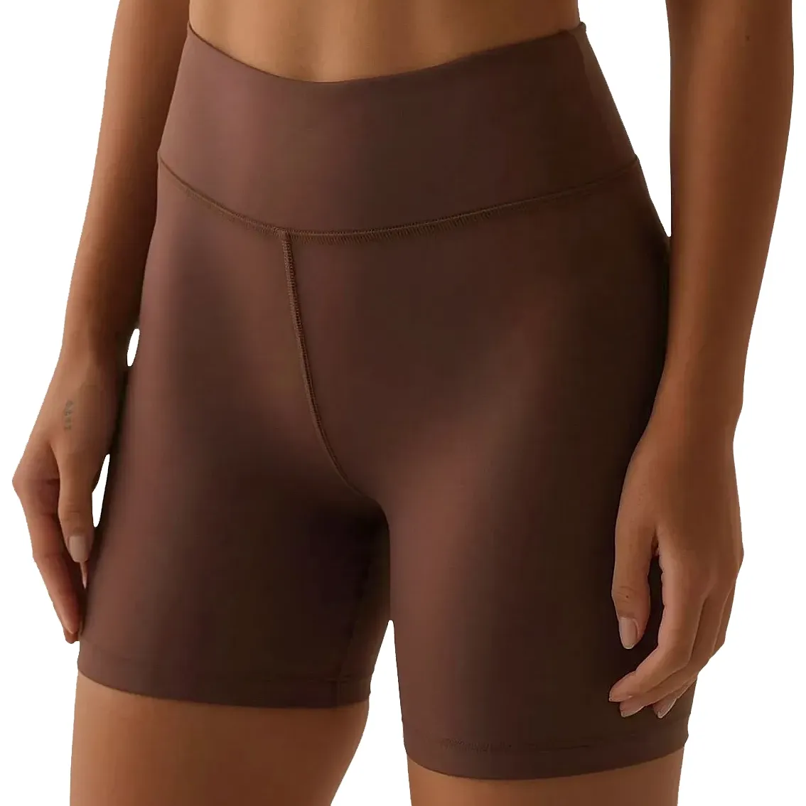 Bermuda feminina Fila Flat Life II marrom vista de trás com logo branco