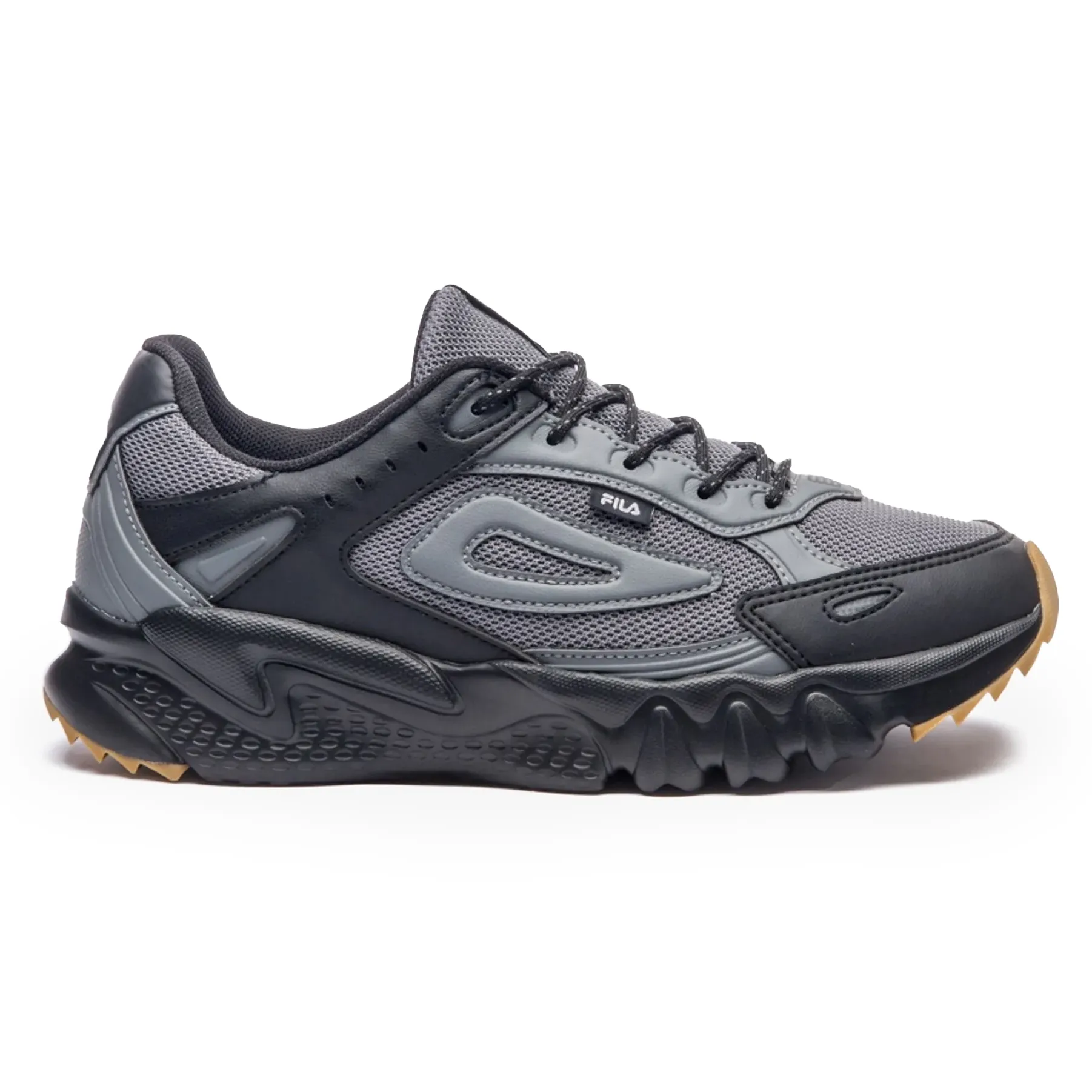 Tênis masculino Fila Venture Tracer 2 preto e cinza visto de frente com cadarço e sola com tração