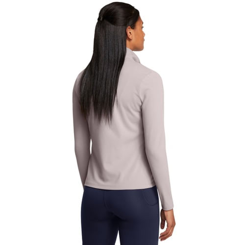 Parte traseira da jaqueta feminina Under Armour cinza clara com gola alta e corte ajustado ao corpo, vista de costas.