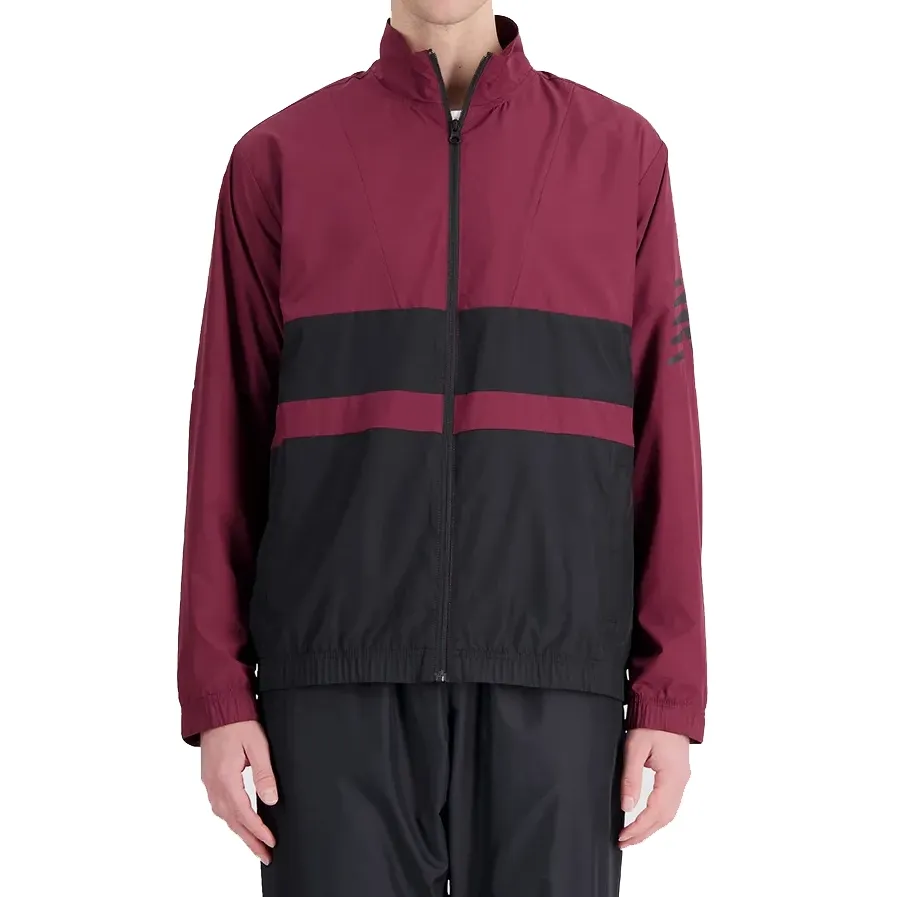 Jaqueta masculina New Balance bordô e preto, design esportivo com zíper frontal e gola alta