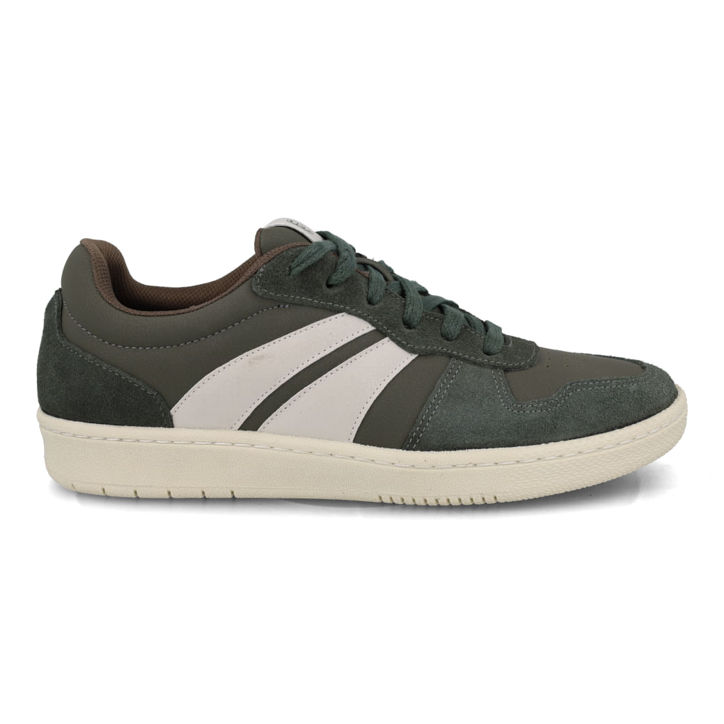 Tênis casual masculino verde musgo com detalhes em branco, sola branca e cadarços verdes