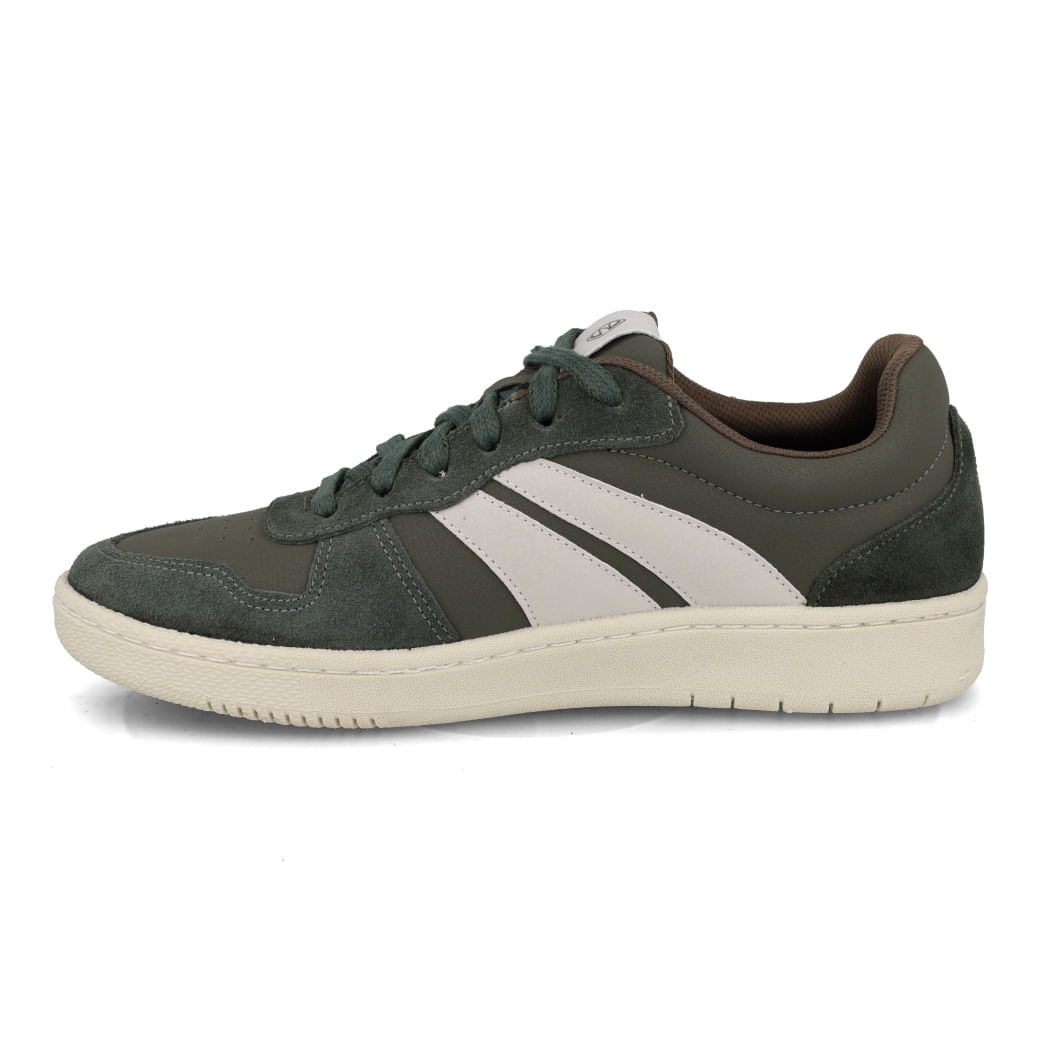 Tênis casual masculino verde musgo mostrando detalhe lateral com faixas contrastantes