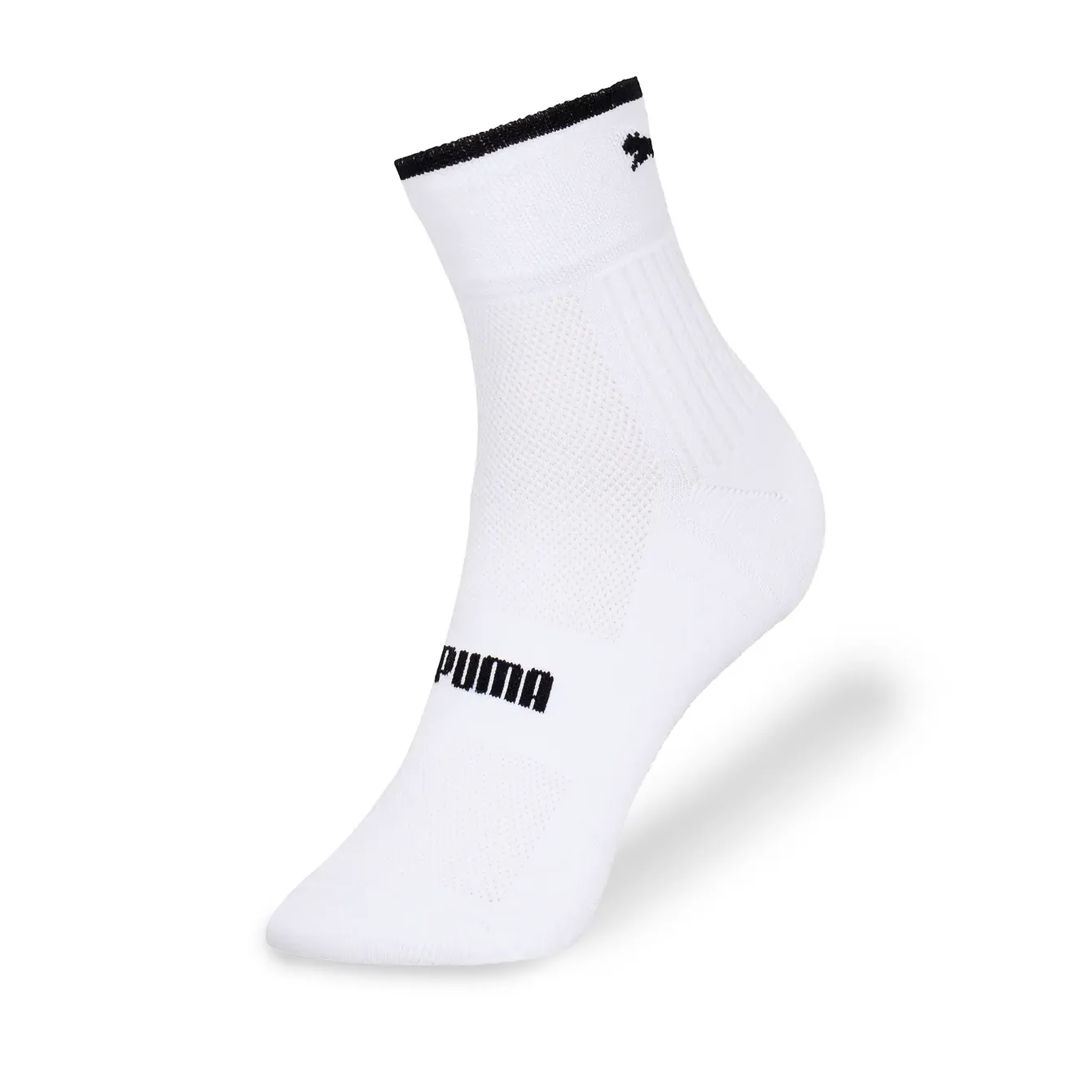 Meia esportiva feminina Puma cano baixo branca com detalhes pretos, mostrando textura ventilada e logo Puma