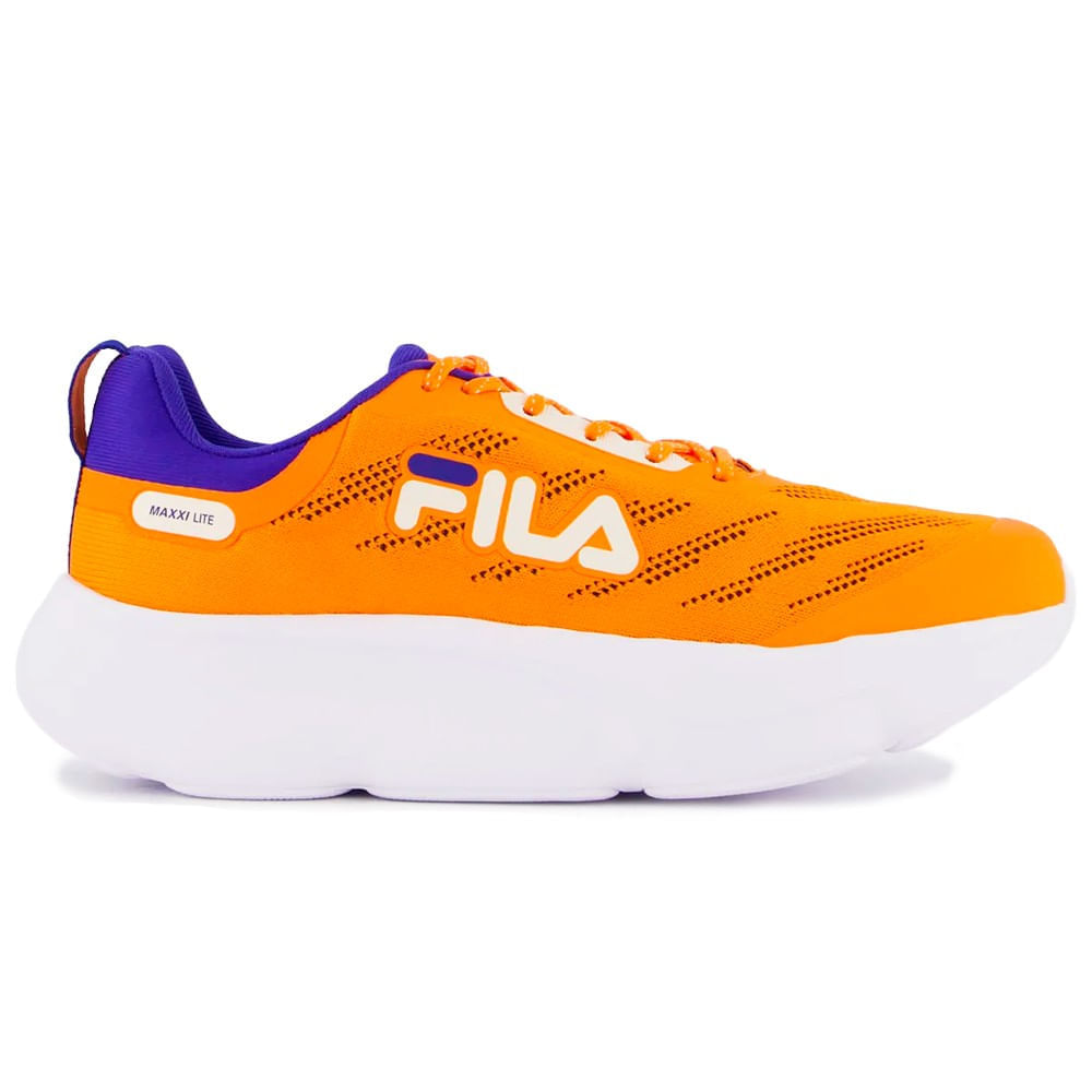 Tênis esportivo FILA Maxxi Lite masculino laranja em vista lateral direita, com cabedal em mesh e material sintético, entressola branca e sola antiderrapante.