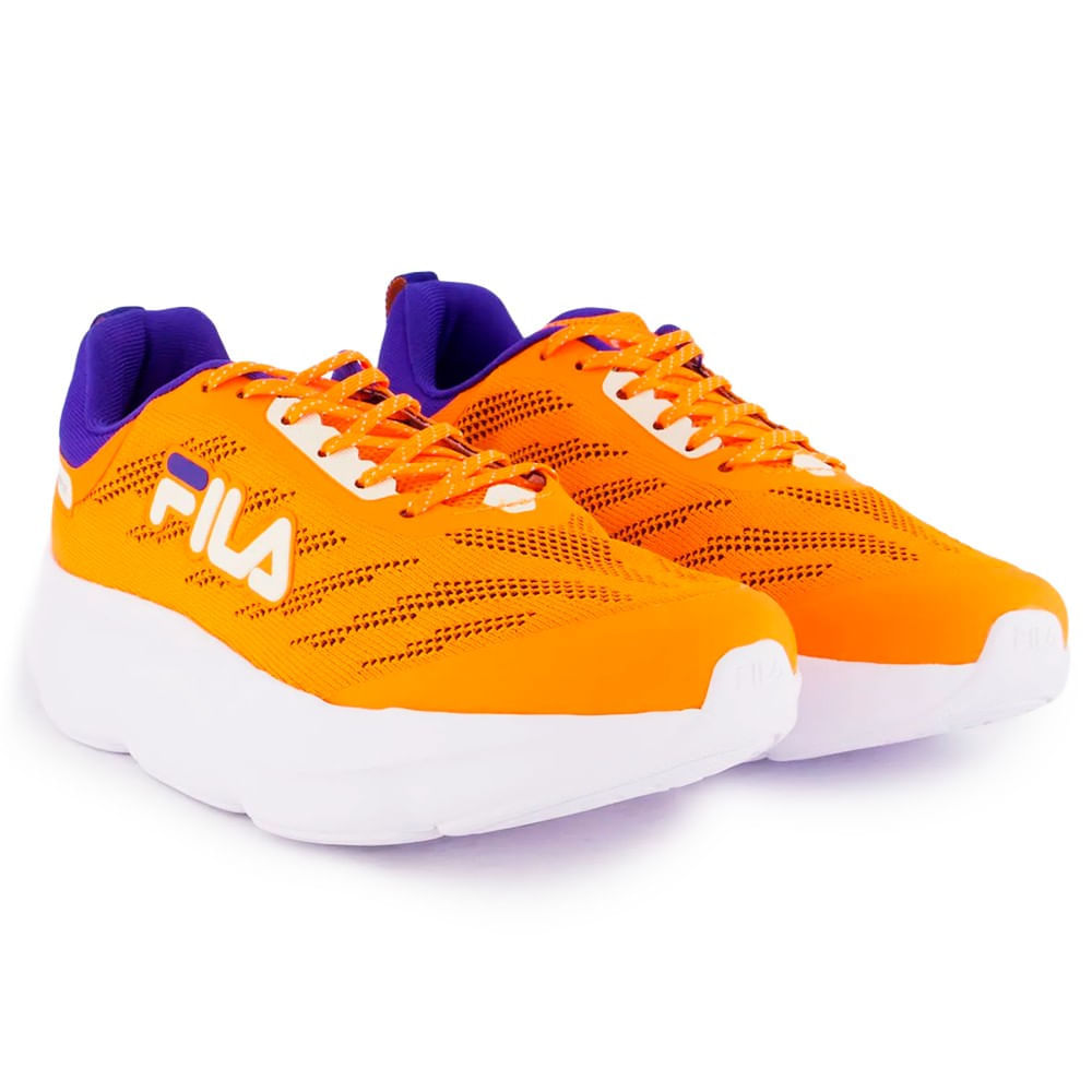 Tênis Fila Maxxi Lite masculino laranja em ângulo frontal lateral destacando cabedal respirável e design moderno.