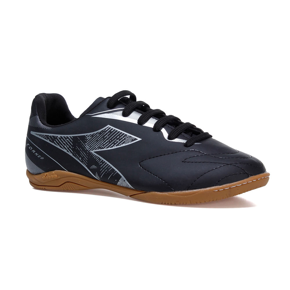 Chuteira Diadora Torneo Futsal preta com detalhes prata destacando conforto e desempenho